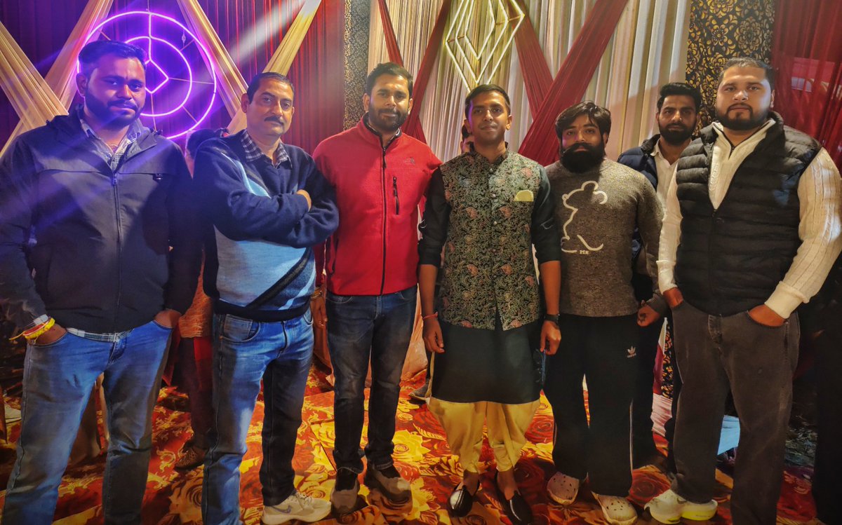 rishav_pandav's tweet image. आज #बैजनाथ में आदरणीय श्री विनोद कुमार जी के सुपुत्र छोटे भाई #Anish जी के विवाह समारोह में उपस्थित होकर समस्त परिवारजनों को शुभकामनाएं प्रेषित की...🙏🙏🙏
#Heartiest_Congratulations

रिशव पांडव