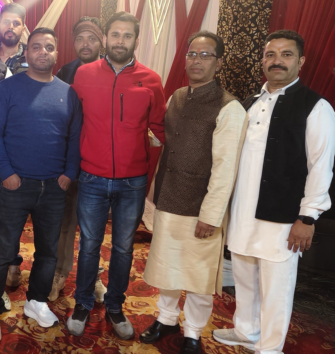 rishav_pandav's tweet image. आज #बैजनाथ में आदरणीय श्री विनोद कुमार जी के सुपुत्र छोटे भाई #Anish जी के विवाह समारोह में उपस्थित होकर समस्त परिवारजनों को शुभकामनाएं प्रेषित की...🙏🙏🙏
#Heartiest_Congratulations

रिशव पांडव