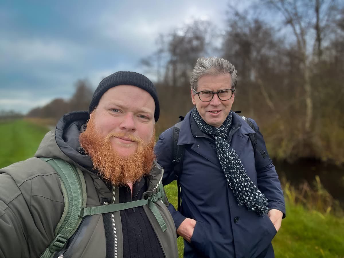 Met “wandelprofessor” Zef Hemel door het Bûtenfjild gewandeld en gesproken over een Noorden dat durft te onthaasten en te bouwen op wat er al is: ruimte, rust, gemeenschap. Niet alle groei is vooruitgang, niet alle vooruitgang zit in groei. 🌾 #Fryslân #Noorden #Toekomstdenken