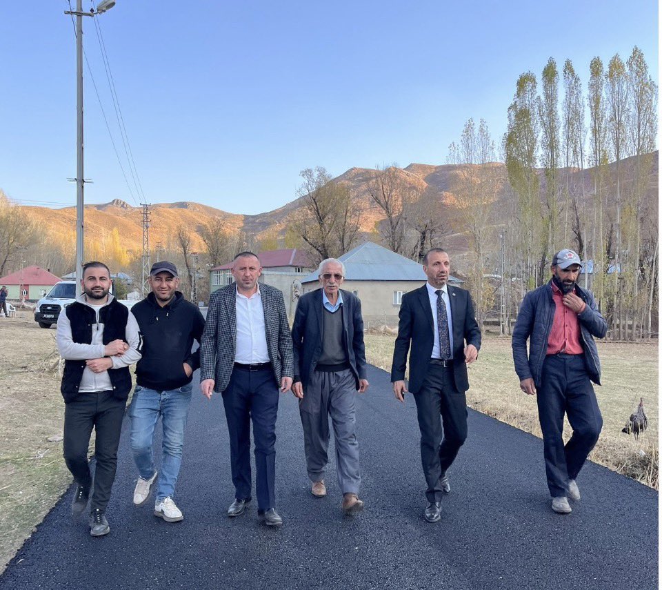 İlçe başkanımız Sn <a href="/BurhanYASAR30/">Burhan YAŞAR</a>  ilçe başkan yardımcılarımız ve gençlik kolları başkanımız Sn <a href="/srvtkrstakkurt/">Servet Kürşat Akkurt</a> ile birlikte ilçemiz mahallelerine yapılan yol asfalt çalışmalarını yerinde inceledi. Mahalle sakinlerimiz ile bir araya geldi. <a href="/RTErdogan/">Recep Tayyip Erdoğan</a> <a href="/abuyukgumus/">Ahmet Büyükgümüş</a> <a href="/MustafaAlkayis/">Av. Mustafa Alkayış</a>