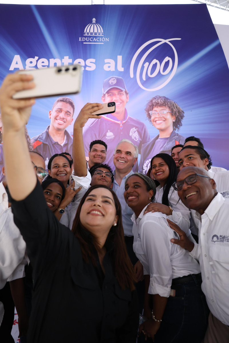LMDECAMPS's tweet image. Hoy dimos un paso histórico.
Juramentamos a los primeros Agentes al 100: jóvenes que servirán con civismo, respeto y amor por la patria. 🇩🇴
La educación es más fuerte cuando se vive en acciones.
¡Qué viva la juventud dominicana!
#AgentesAl100 #CiudadanosAl100