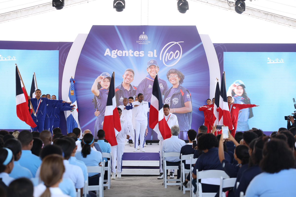 LMDECAMPS's tweet image. Hoy dimos un paso histórico.
Juramentamos a los primeros Agentes al 100: jóvenes que servirán con civismo, respeto y amor por la patria. 🇩🇴
La educación es más fuerte cuando se vive en acciones.
¡Qué viva la juventud dominicana!
#AgentesAl100 #CiudadanosAl100