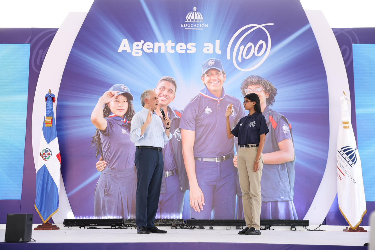 LMDECAMPS's tweet image. Hoy dimos un paso histórico.
Juramentamos a los primeros Agentes al 100: jóvenes que servirán con civismo, respeto y amor por la patria. 🇩🇴
La educación es más fuerte cuando se vive en acciones.
¡Qué viva la juventud dominicana!
#AgentesAl100 #CiudadanosAl100