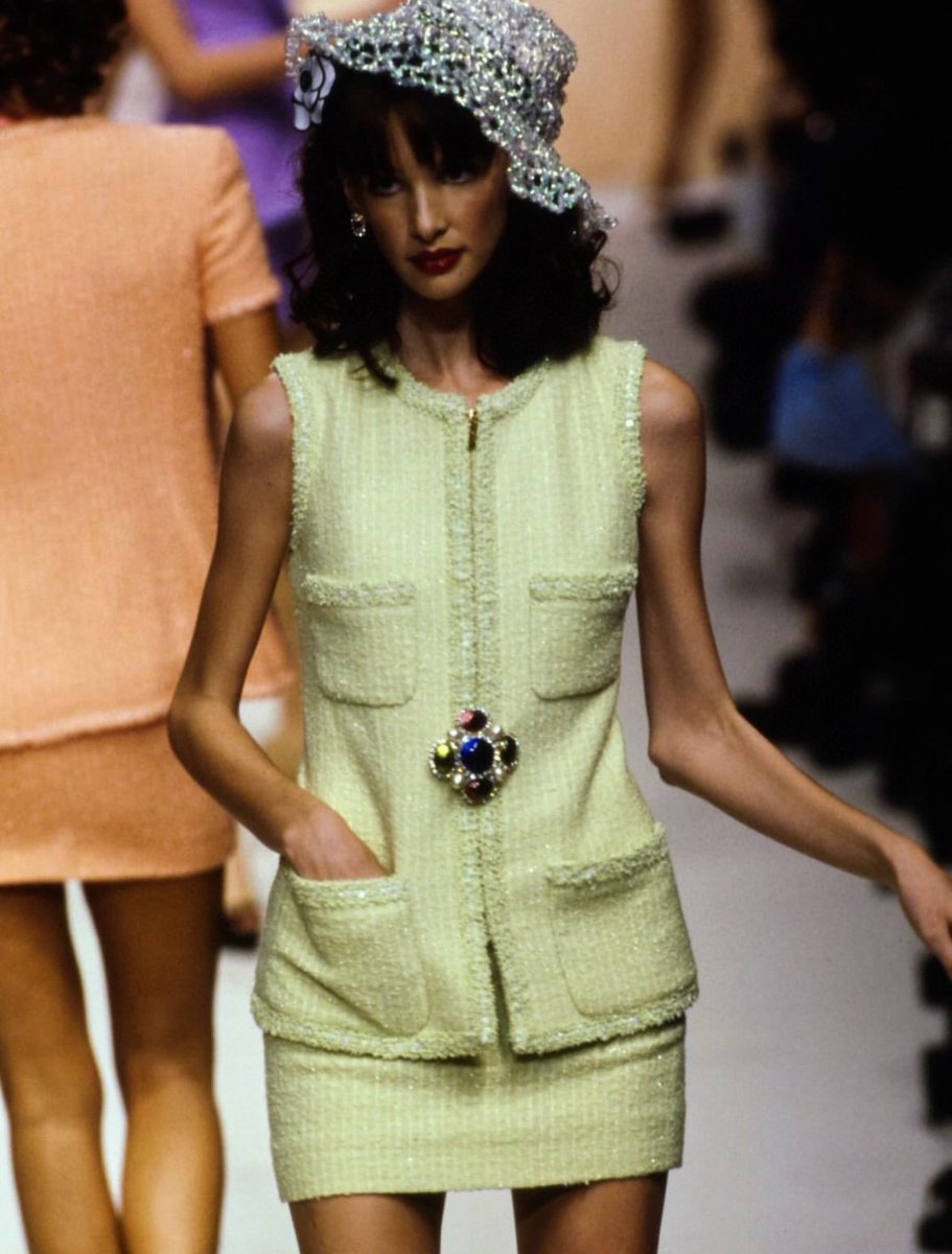 hailey in chanel ss95 💚🪡