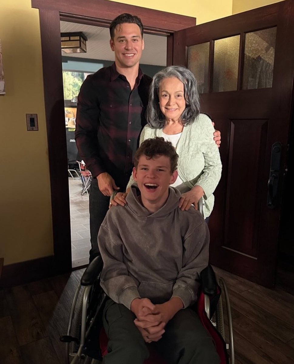 Ryan e Gavin com Ana Mercedes via Instagram 🥺 #911onABC 

"It’s been a privilege being your abuela. When the quiet finally comes to your hearts be grateful,be kind,be happy,be blessed and always come from love. Always with you."