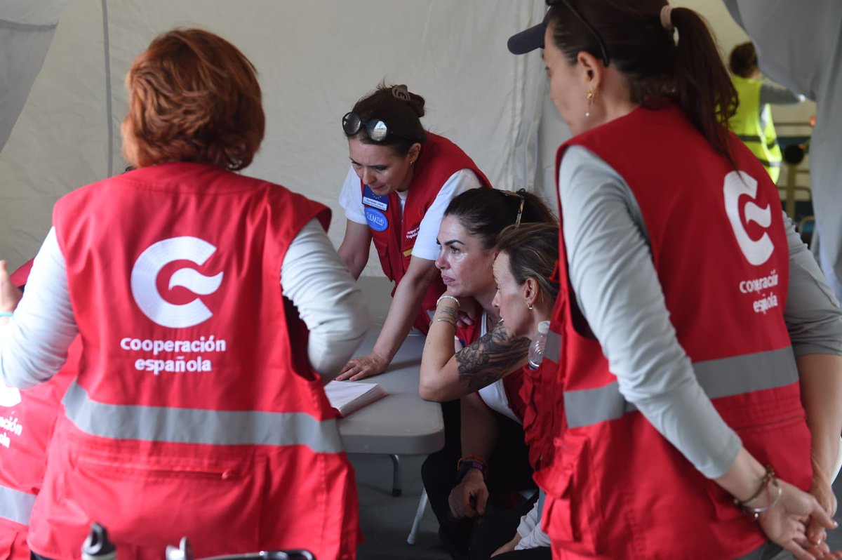 AECID_es's tweet photo. 💪 Jamaica, imágenes de los primeros días de trabajo del personal voluntario del #EquipoSTART #AECID en el montaje del hospital de campaña, tras el paso del huracán Melissa 🌪️ 🇯🇲
Personal sanitario y logista une fuerzas: para aliviar el sufrimiento de quienes lo han perdido todo https://t.co/2wf66PNPiH