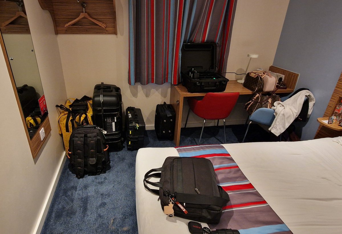 StevenG447's tweet photo. Home for the night. It would be rude not the charge my batteries while iam in a Travellodge.
#sgeyeukltd #DJIGlobal #dronemapping #dronesurvey #GCPS #djim300 https://t.co/BsOz9HnjtW