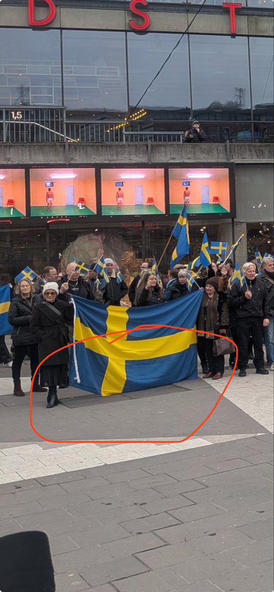 HÄR HÄDAR MAN SVENSKA FLAGGAN 
Flaggan släpar i marken.  
 Det är ett brott mot svenska flaggregler och god sed!

FÖRETAGARE