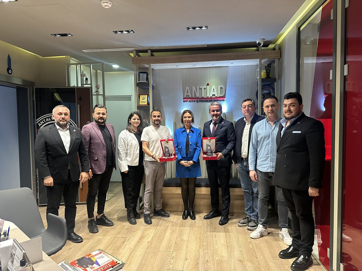 bilalkoleoglu's tweet photo. TEV Antalya Şube Başkanından Teşekkür Plaketi

Türk Eğitim Vakfı (TEV) Antalya Şube Başkanı Arzu Aslan Kartal, Antalya İş İnsanları Derneğimize (ANTİAD) teşekkür ziyaretinde bulundu.

TEV aracılığıyla sağladığımız ANTİAD Cumhuriyet Bursları kapsamında, derneğimiz en çok bağış toplayan üçüncü kurum olarak büyük bir gurur yaşamıştır. Ayrıca, en çok bağış toplayan kişiler kategorisinde dereceye giren Başkan Yardımcımız Lale Atay, üstün katkılarından dolayı teşekkür plaketiyle onurlandırılmıştır.

Bu anlamlı ziyaret ve nazik jestleri için Türk Eğitim Vakfı’na ve Antalya Şube Başkanı Arzu Aslan Kartal’a teşekkür eder, eğitimde fırsat eşitliğine katkı sunan tüm üyelerimizi gönülden kutlarız.
ANTİAD olarak, gençlerimizin geleceğine yatırım yapmaya ve Cumhuriyetimizin aydınlık yarınları için çalışmaya devam edeceğiz. 🇹🇷
@antiadantalya