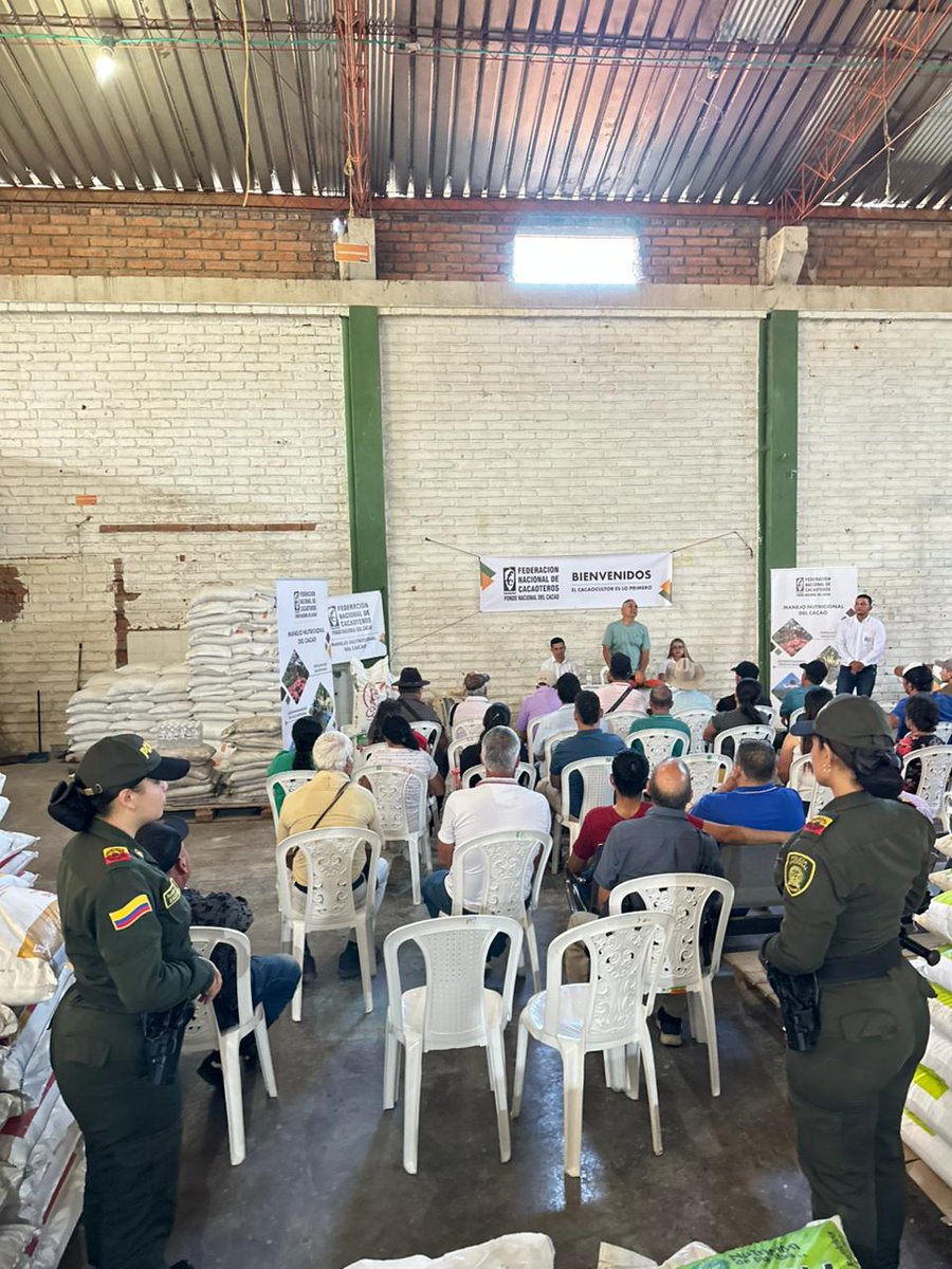 fedecacao's tweet photo. #MásProductividad🍫✨El Fondo Nacional del Cacao realizó la entrega de insumos del proyecto de nutrición, dirigida a productores de El Socorro, Santander, beneficiando a 30 cacaocultores. Una acción que impulsa la productividad y calidad del cacao colombiano. 👩🏽‍🌾👨🏽‍🌾👏 https://t.co/EMTdU1SveV