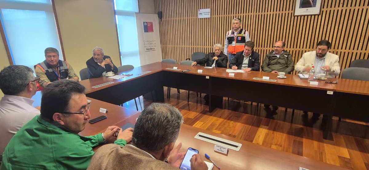 Senapredaraucan's tweet photo. Nuestro Director Regional, Ian Gorayeb, expuso en la jornada de fortalecimiento “Sistema Comunal de Prevención y Respuesta ante Desastres”, actividad que contó con la participación de la totalidad de los alcaldes de la provincia de #Malleco. https://t.co/SDoJmQ2XgQ