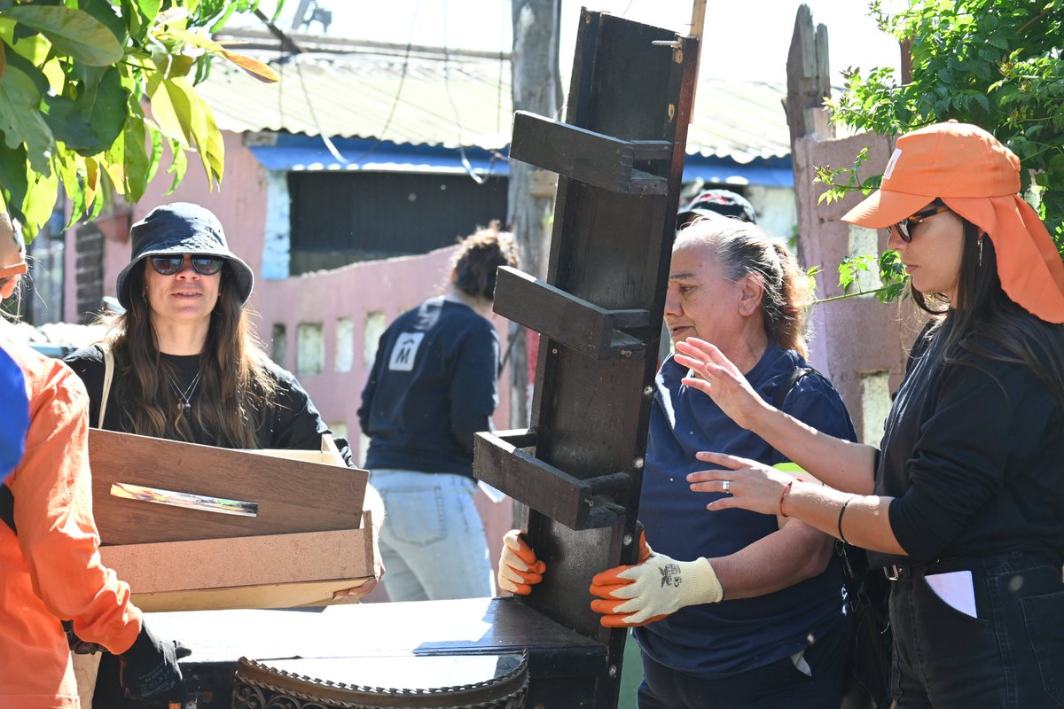 montevideoIM's tweet photo. ¡Un día de muchas emociones! Acompañamos la mudanza de 38 familias de Chacarita y 2 de Azara y Albion 🏘️   

Contamos con el apoyo del Comunal 9 y @MunicipioFmvd para el traslado de vecinos y vecinas, quienes a partir de ahora vivirán un cambio sustancial en su calidad de vida 🙌 https://t.co/a4ri9x29Gk