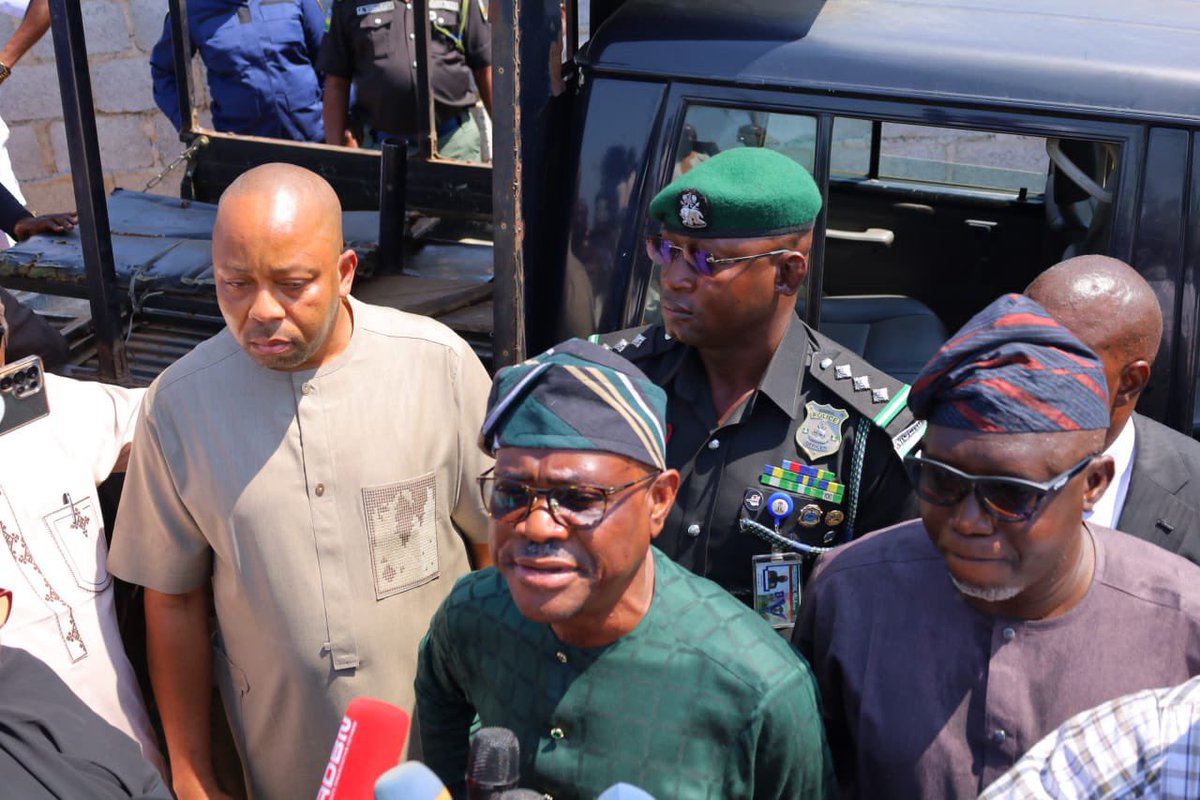 RealAdeshina's tweet image. Nigerians are so funny, and I’m shocked that people are actually praising the officer. Yet, the same people would complain and cry if any military personnel punished civilians unjustly.

You can dislike Wike or even hate his family, but at least, be bold enough to be objective.…