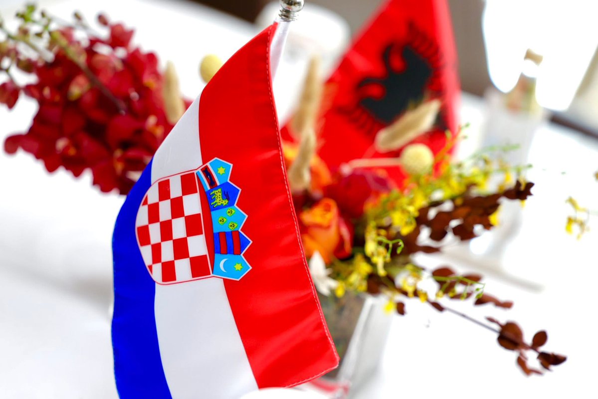 BGonxhja's tweet image. Me ministrin e Turizmit dhe Sportit të Kroacisë Tonči Glavina në #UNWTO me të cilin ndajmë jo vetëm vlera të përbashkëta mesdhetare, por edhe një vizion të përbashkët për zhvillimin e turizmit dhe shkëmbimeve kulturore e sportive.