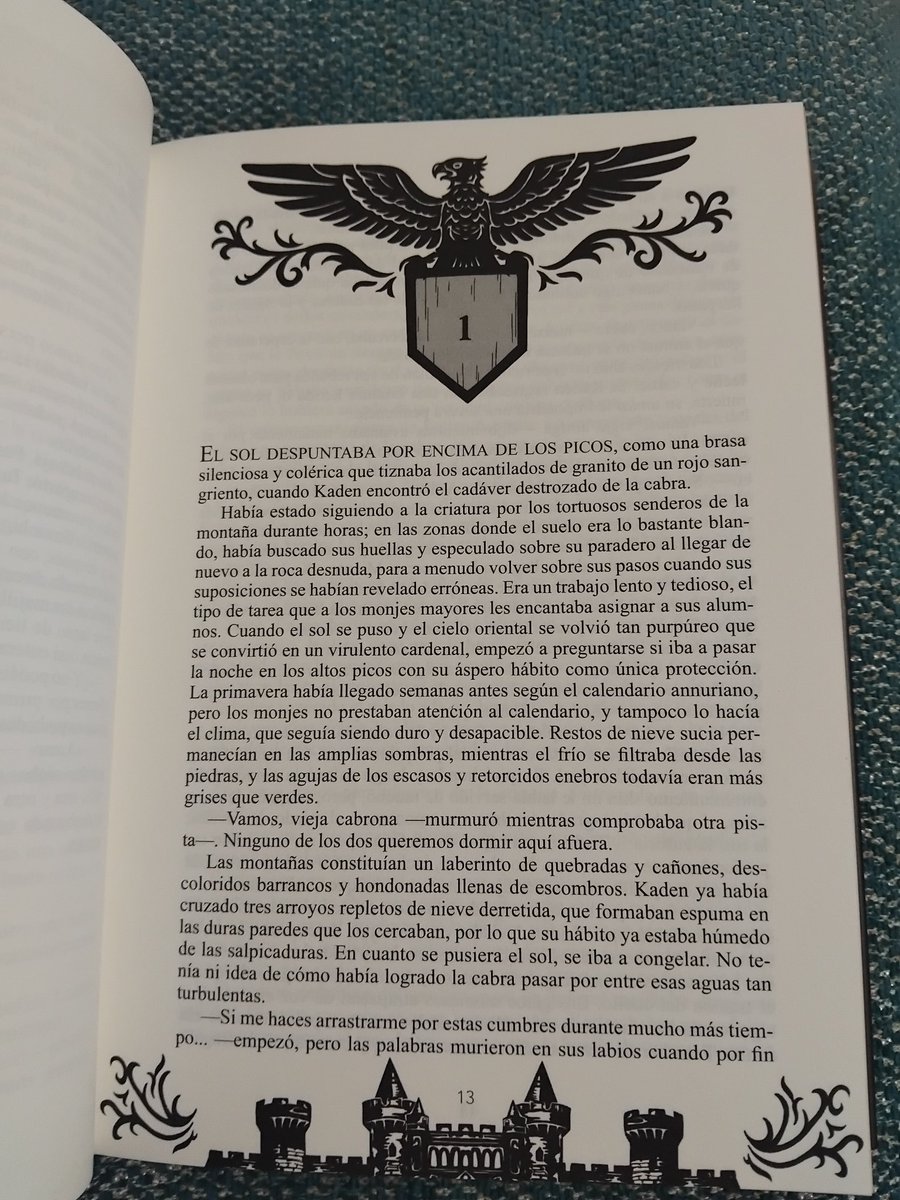 SainOR87's tweet photo. Es una pena que "Las armas del emperador" de @BrianStaveley publicado por Drakania no tenga más publicidad y por ello aporto mi granito de arena. Es una buena edición en tapa dura con sobrecubierta, lomo recto, con glosario pero sin mapa (no se si el original tenia) https://t.co/zEhZhgOdod
