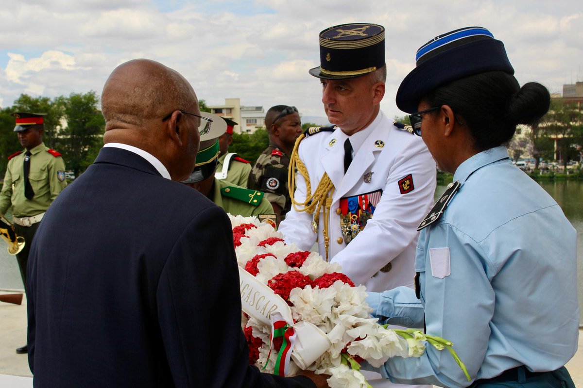 ambafrmada's tweet photo. Cérémonie du #11Novembre au monument d’#Anosy : hommage aux soldats français et malgaches tombés pour la paix.
Présidée par le Ministre des Forces armées et l’Ambassadeur de France https://t.co/8lczFON034