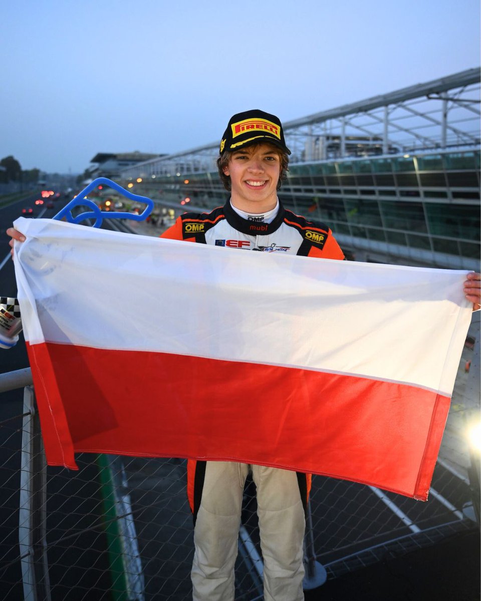 Jak każdy sportowiec marzę o zwycięstwach, a moment, gdy Mazurek Dąbrowskiego wybrzmiewa na wyścigowych torach, oznacza dumę dla mnie i moich kibiców z reprezentowania biało-czerwonych barw 🇵🇱🇵🇱

W 107. rocznicę odzyskania niepodległości przez Polskę życzę wszystkim rodakom