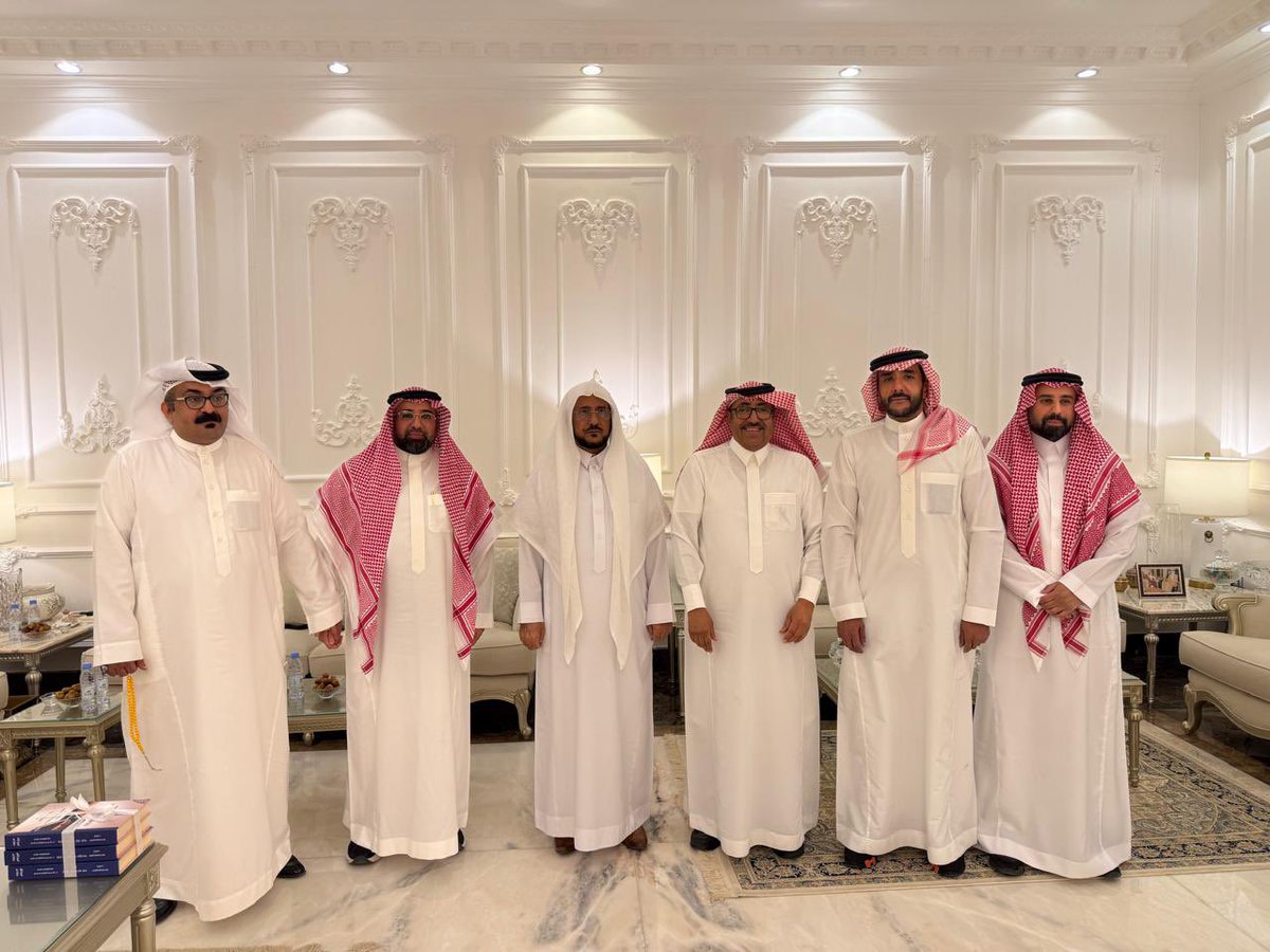 269saud4's tweet photo. تشرفت بزيارة لصاحب الفضيلة والمعالي الشيخ الدكتور عبداللطيف بن عبدالعزيز آل الشيخ وزير الشؤون الإسلامية والدعوة والإرشاد في منزله العامر في أمسية علمية واجتماعية متميزة تطرق فيها الحديث الى العلاقة الطيبة  التي نسعد بها ونفتخر نحن ال مصيبيح  بأسرة آل الشيخ العريقة ومعرفته بوالدي رحمه الله .
وبعد اللقاء تناول الجميع طعام العشاء على مأدبة معاليه.
  وتم التقاط الصور التذكارية.
 وأشكر معاليه جزيل الشكر على كرم الضيافة وحفاوة الاستقبال والحديث الممتع المفيد
رافقني بالزيارة الابناء بدر بن عبدالرحمن وتركي بن أحمد وصالح بن سعود المصيبيح .
