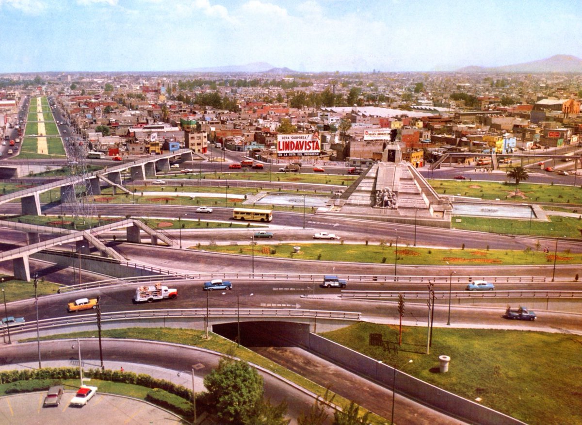 cdmexeneltiempo's tweet photo. El cruce de Insurgentes Norte, Vallejo y Río Consulado en la década de 1960. A la derecha está el Monumento a la Raza; al fondo, en la colonia Peralvillo se ve el cine Bravo.

📷: Colección Villasana https://t.co/PF65QGD5rf