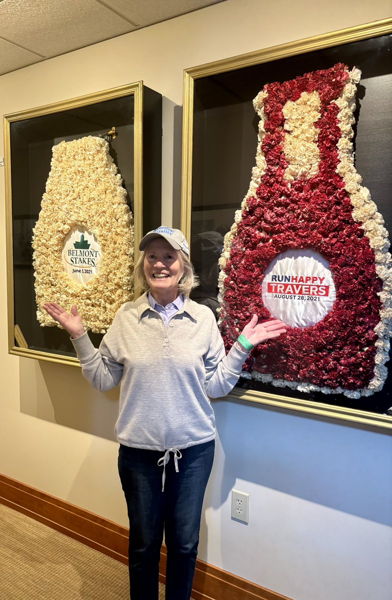 DarleyAmerica's tweet photo. 🌹🌸💐🌷 Nancy O’Keefe came to tour #JonabellFarm and promptly said, “Hello old friends” to #EssentialQuality’s Belmont and Travers blankets as she was part of the team that produced them in 2️⃣0️⃣2️⃣1️⃣! Her friend Susan Garrentt owns Champion Floral Blankets in Saratoga. Well done to Nancy, shown sporting her new Essential Quality hat, and well done to #TeamChampionFloralBlankets
@susanspouts 👏🏼