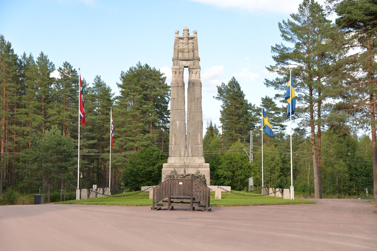 Pillandia's tweet image. Monumento al confine tra Norvegia 🇳🇴 e Svezia 🇸🇪 a Morokulien. 
📸: 2015. 
pillandia.blogspot.com/p/avaleht-iniz… 

#Norway #Norge #Sweden #Sverige #Border
