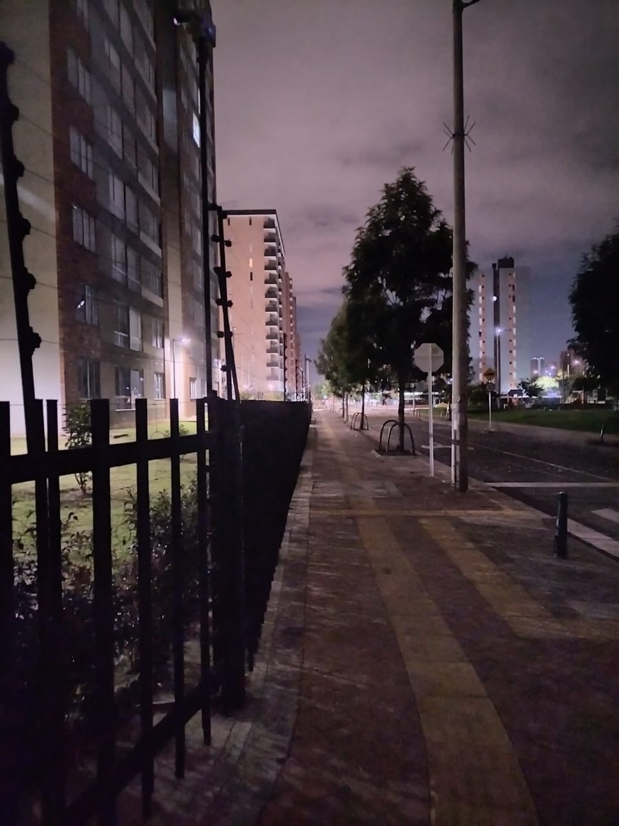HARTIZTA's tweet photo. Señores @EnelClientesCO @EnelColombia  por favor solucionar el tema de alumbrado público en el sector de La Felicidad, Fontibón, Bogotá, al costado del conjunto La Campiña Diag 21 # 78-43, la falta de iluminación ha generado problemas de inseguridad y movilidad en el sector. https://t.co/GI40Gqm9jP