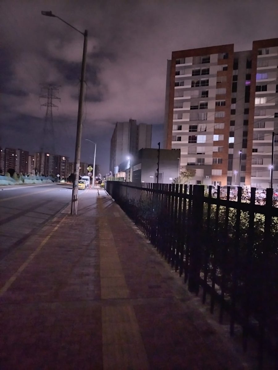 HARTIZTA's tweet photo. Señores @EnelClientesCO @EnelColombia  por favor solucionar el tema de alumbrado público en el sector de La Felicidad, Fontibón, Bogotá, al costado del conjunto La Campiña Diag 21 # 78-43, la falta de iluminación ha generado problemas de inseguridad y movilidad en el sector. https://t.co/GI40Gqm9jP