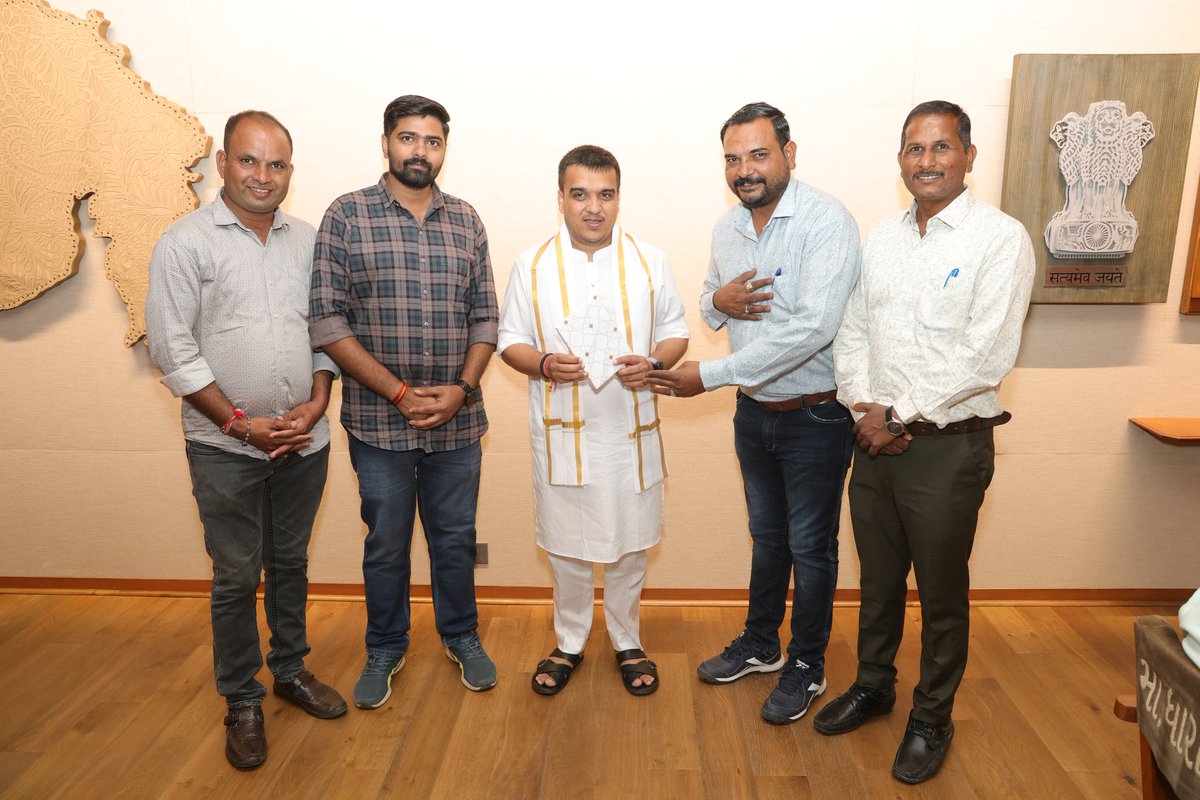 આજરોજ ગુજરાત રાજ્ય ગ્રામસેવક મહામંડળ દ્વારા ગુજરાત રાજ્યના નાયબ મુખ્યમંત્રી શ્રી હર્ષભાઈ સંઘવી સાહેબશ્રી સાથે સ્વર્ણિમ સંકુલ-૧, ગાંધીનગર ખાતે શુભેચ્છા મુલાકાત કરવામાં આવી.
<a href="/sanghaviharsh/">Harsh Sanghavi</a>