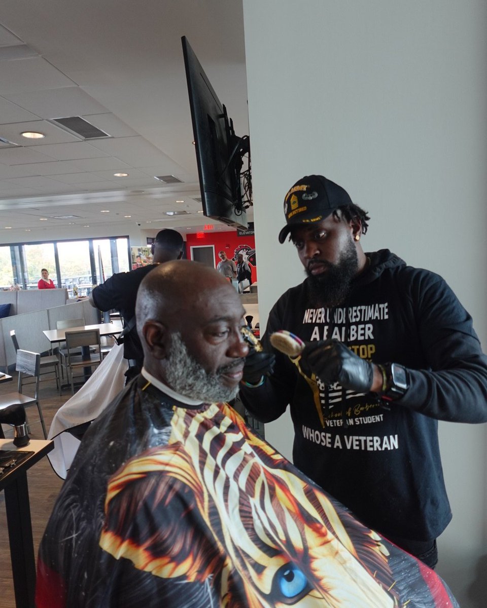 commondefense's tweet image. Community in action in Fayetteville.

Proud to be on the ground with allies at this resource event, connecting vets &amp;amp; military families with free haircuts, food bank access &amp;amp; more. This is what community is all about.

#Fayetteville #VeteranSupport #MilitaryFamilies #VetsSayNo