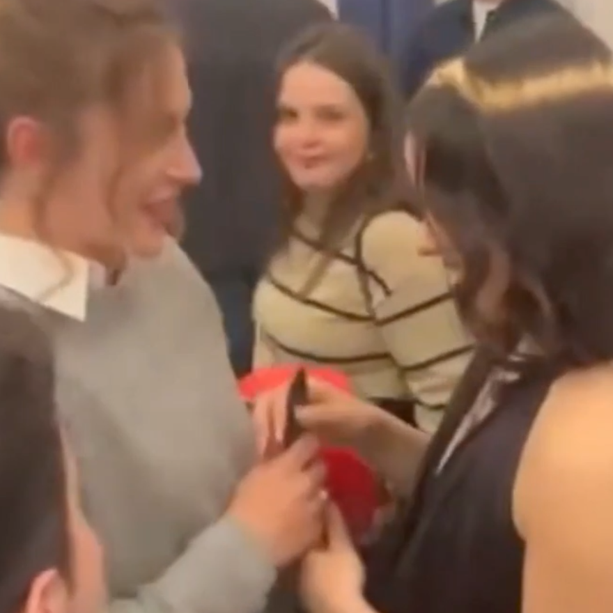 La chica de fondo shipea en directo