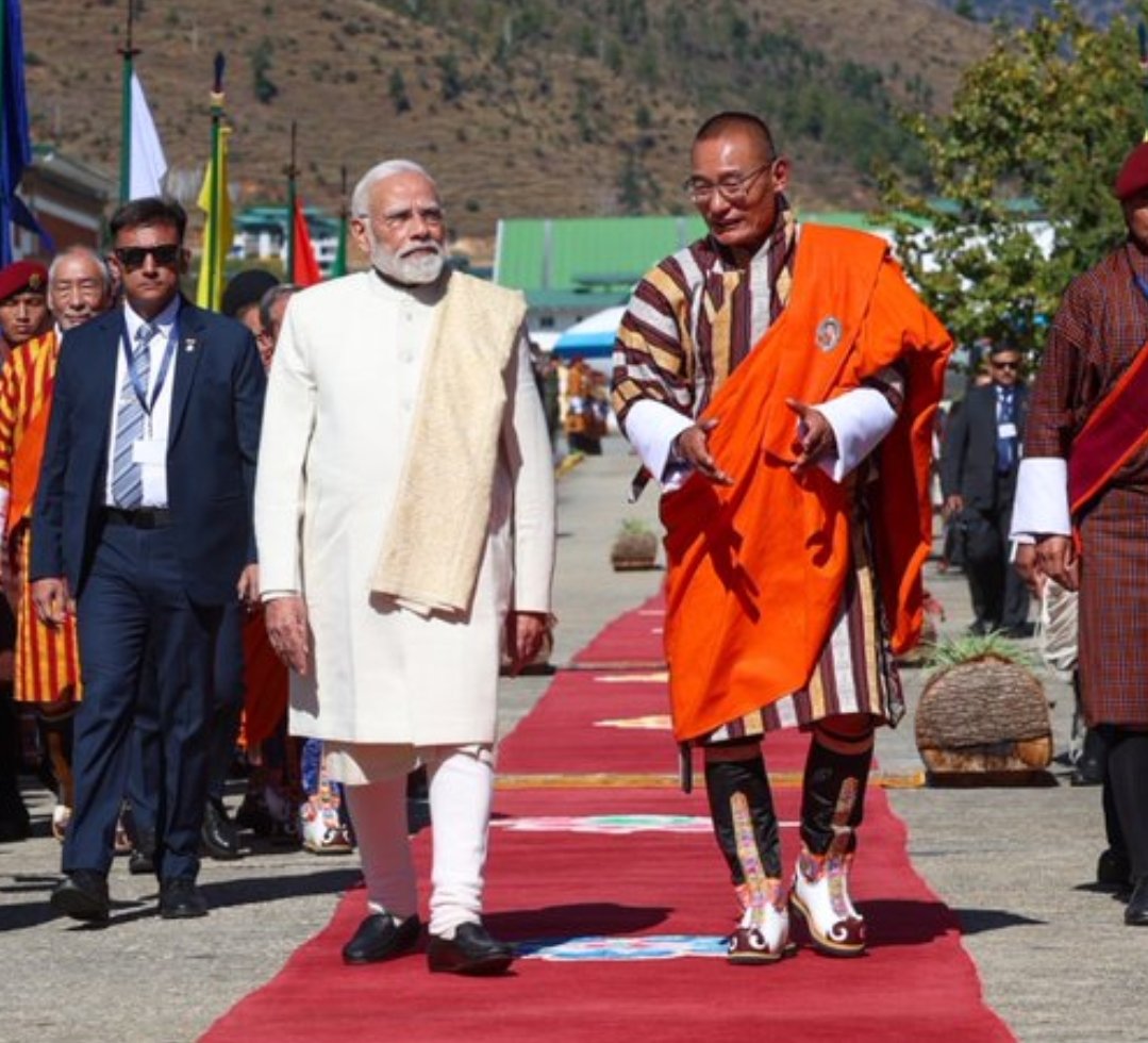 प्रधानमंत्री भूटान में बहुत ही भारी मन से फोटो खिंचवा रहें है।
मुझें तो इनकी बातों पर यकीन है।