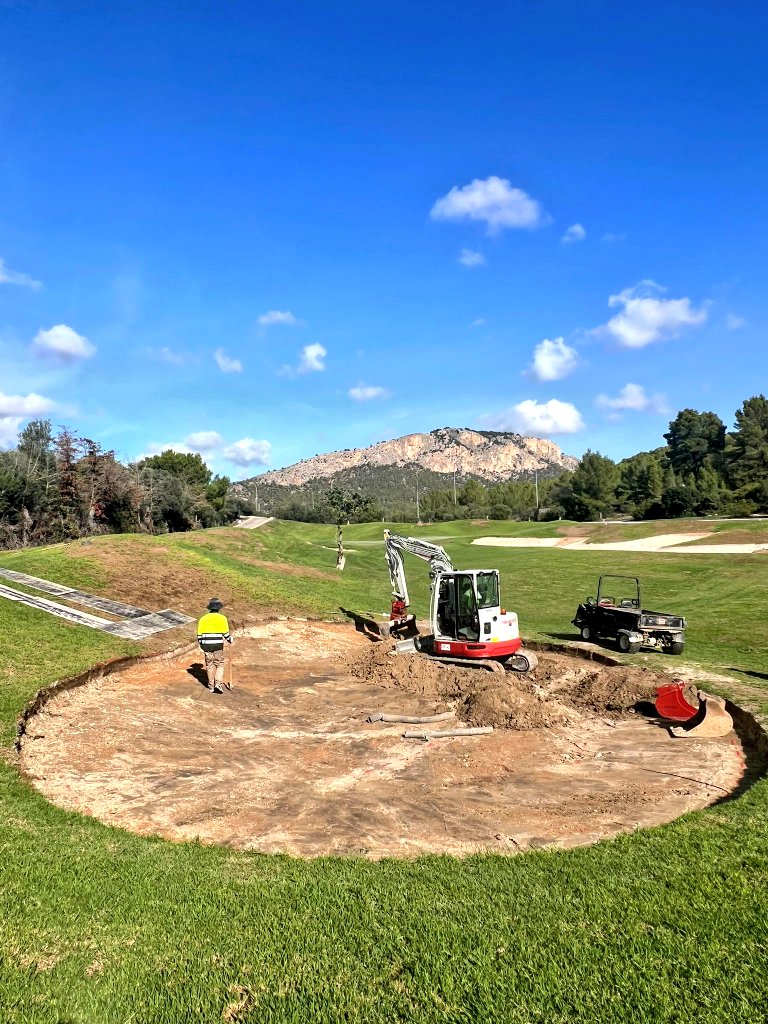 Mafergolf's tweet photo. Mafer Golf inicia la fase final de bunkers BBB en @GolfdeAndratx.
💥 Bunkers más duraderos, visualmente impecables y con mantenimiento mínimo.
 Este proyecto no será solo renovación: será evolución total del recorrido.
#MaferGolf #GolfInnovation #BunkersBBB https://t.co/QaqA7VbAEV