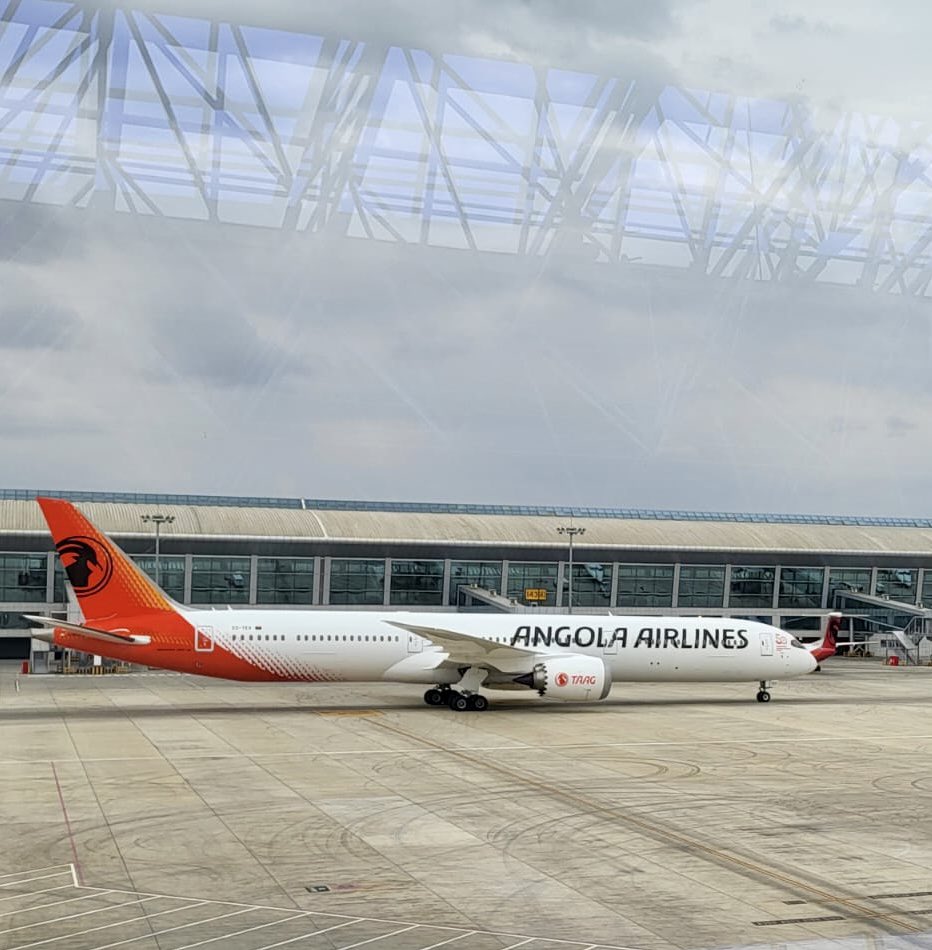 TAAG-Linhas Aereas de Angola received its first Boeing 787-10, registered as D2-TES. It has a capacity for 367 passengers (24 business class and 343 in economy class), joining two Boeing 787-9 incorporated by TAAG Angola Airlines earlier this year.