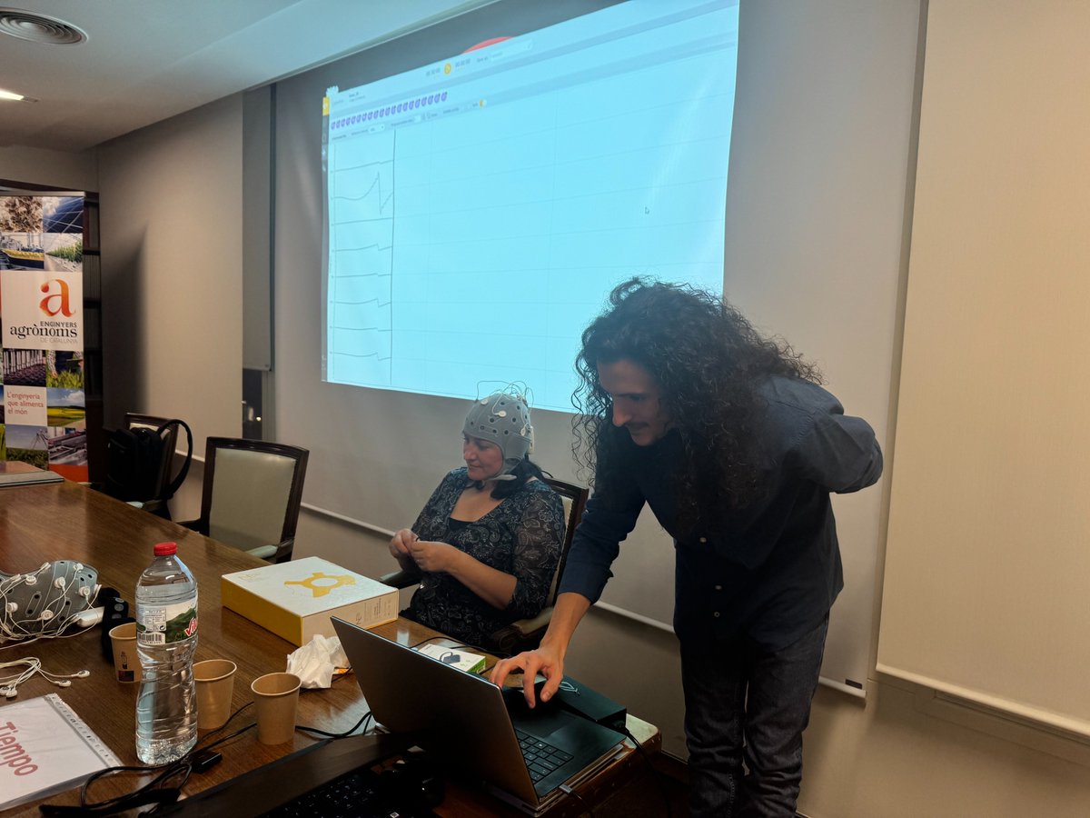 Neuroelectrics's tweet image. Throwback to the Neuroscience &amp;amp; Extended Reality Workshop at the Col·legi d’Agrònoms de Catalunya.
Starlab Barcelona (@starlabdf2) shared a real use case on applied neurotechnology.
Thanks to IRTA and AEPAS for hosting. 🧠✨
#Neurotech #XR #EEG #tES