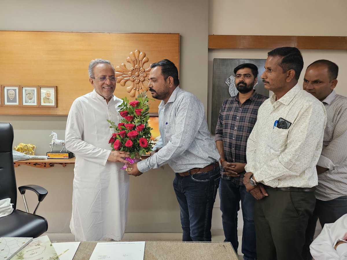 આજરોજ ગુજરાત રાજ્ય ગ્રામસેવક મહામંડળ દ્વારા ગુજરાત રાજ્યના વન અને પર્યાવરણ મંત્રી શ્રી અર્જુનભાઈ મોઢવાડિયા સાહેબશ્રી સાથે સ્વર્ણિમ સંકુલ-૧, ગાંધીનગર ખાતે શુભેચ્છા મુલાકાત કરવામાં આવી.
<a href="/arjunmodhwadia/">Arjun Modhwadia</a>