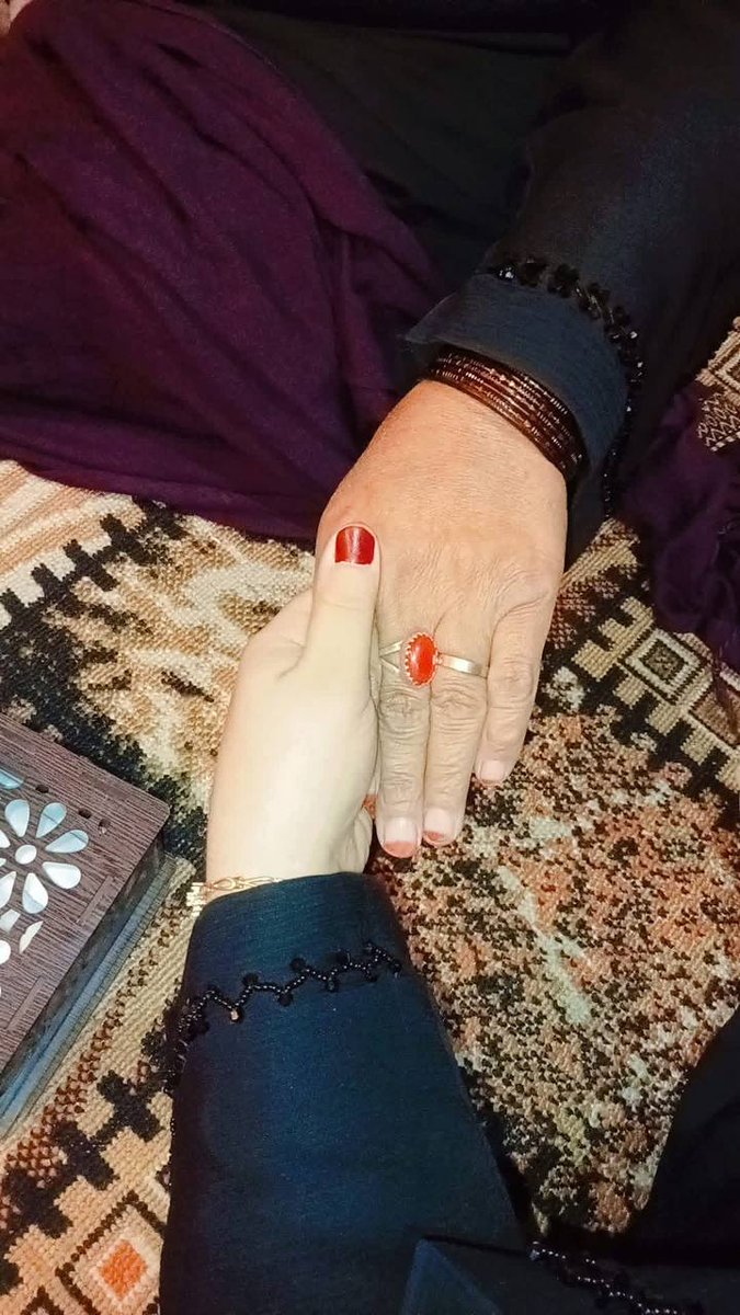 ZarghonaKakar1's tweet photo. مور د قدرت له بې شمېره نعمتونو څخه ده. مور په حقیقت کې د نعمتونو ټولګه ده. https://t.co/X9aBhqiFGK