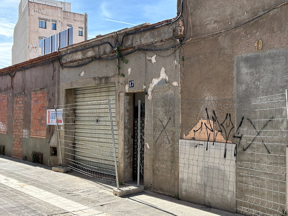 🚧 | S'inicia el desitjat i històric perllongament del carrer Transversal, al barri de Sant Pere, amb l'enderroc de dues edificacions al carrer Sagunt #Terrassa 

L'actuació permetrà un perllongament que es contemplava al POUM del 2003

terrassadigital.cat/sinicia-el-per…