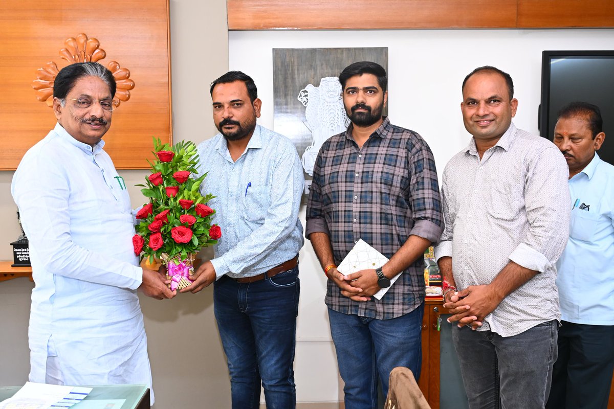 આજરોજ ગુજરાત રાજ્ય ગ્રામસેવક મહામંડળ દ્વારા ગુજરાત રાજ્યના પંચાયત મંત્રી શ્રી ઋષિકેશભાઈ પટેલ સાહેબશ્રી સાથે સ્વર્ણિમ સંકુલ-૧, ગાંધીનગર ખાતે શુભેચ્છા મુલાકાત કરવામાં આવી.
<a href="/irushikeshpatel/">Rushikesh Patel</a>