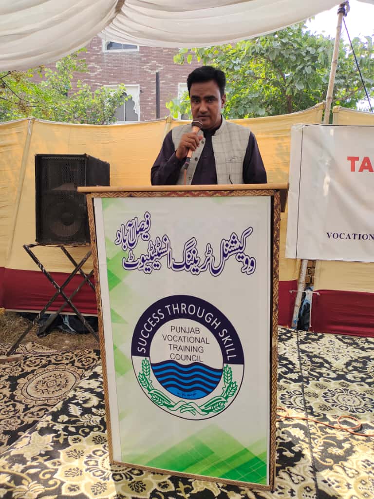 PVTC_Official's tweet photo. چیئرمین PVTC نے کہا کہ ایسے اقدامات نوجوانوں کے لیے ہنر مندی اور بیرونِ ملک روزگار کے مواقع بڑھانے میں سنگِ میل ثابت ہوں گے۔

صدر ڈسٹرکٹ بورڈ آف مینجمنٹ فیصل آباد جناب مزمل سلطان نے چیئرمین PVTC کے وژن کو سراہا۔
4/4 https://t.co/MSZhSqDzJJ