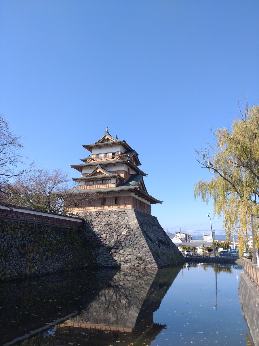 okaposomaso's tweet photo. 旅の最終日、4日目は諏訪高島城から
天気が良く気持ちのいい早朝、天守から眺める諏訪湖の美しさ
別名浮城という水城だったとのことで、過去の諏訪一帯を妄想しながら観る景色もまた違ってみえてくるものだなと染み染み
そして諏訪から離れる前に、諏訪大社へ参拝
旅から無事帰れるよう祈願しました https://t.co/RcWEb16d7E
