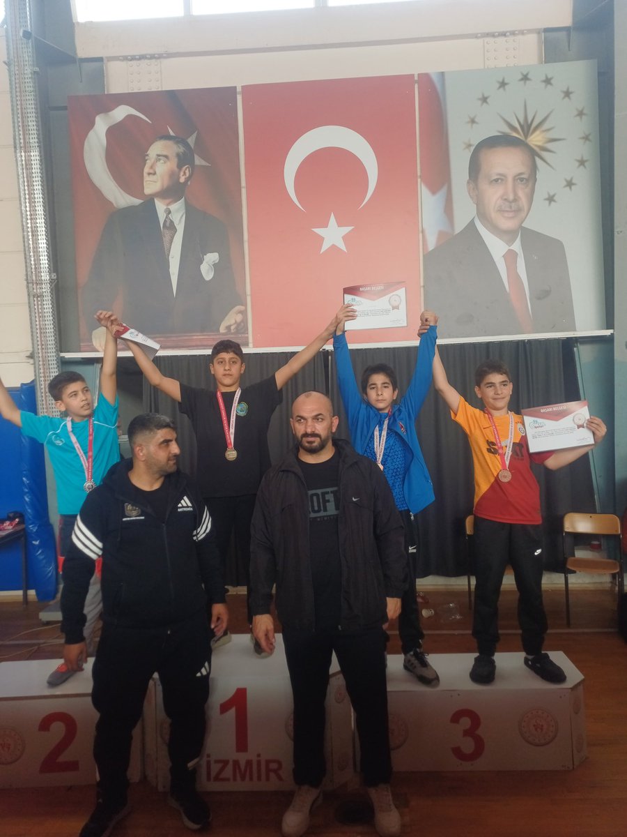 emrekavraloglu's tweet photo. 📌 Okul Sporları Grekoromen Güreş İl Şampiyonasında sporcularım 

Gençler-B: kategorisinde

92 Kg Evren YÜKSEL 2. 🥈
(imkb meslek lisesi)

Yıldızlar kategorisinde 

41 Kg Furkan PULAT 3.🥉
Dedeoğlu ortaokulu

Küçükler kategorisinde 

62 Kg Ali Kemal DENİZ 1. 🥇
(Dedeoğlu ortaokul https://t.co/2UNLthK9vw