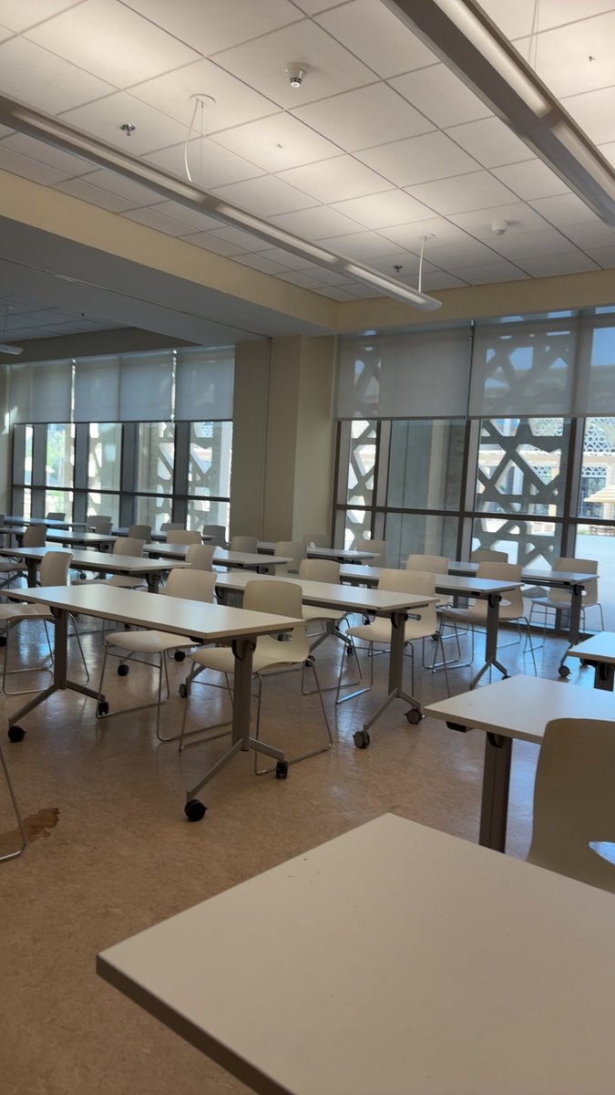 اخيرا خلصت  آخر ميد بأول مستوى بالمسيره  الجامعية 🙈 

>> صار لنا اكثر من ست أسابيع نختبر تستحق احتفال
