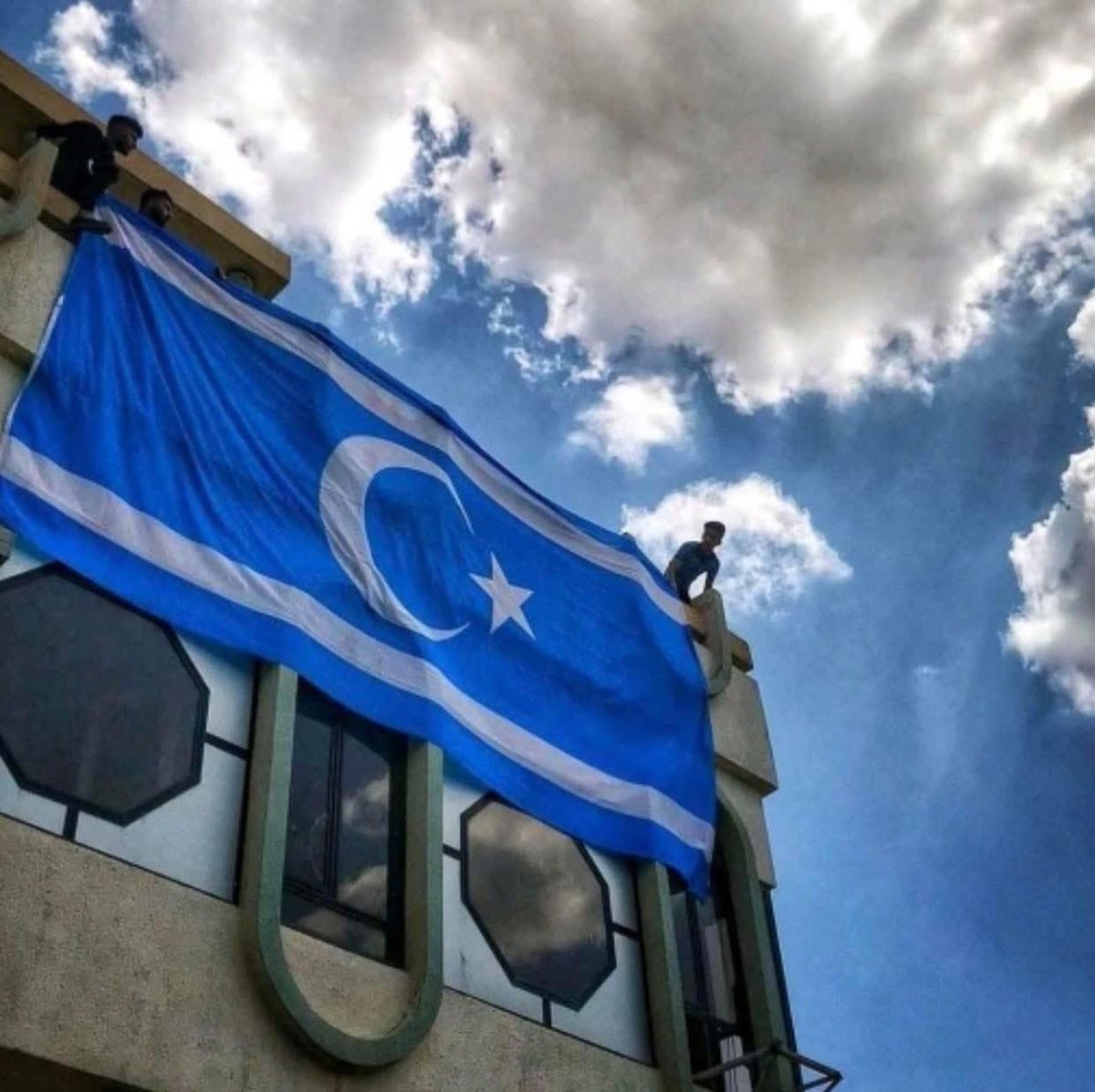 Adı Serbest ama sahiplerine bağlı olan bu zat, Süleymaniye’den gelen taşıma oyların Barzani’ye oy vereceğini düşünüyor.

Barzaniler Kerkük’ü alacağını hayâl ededursun.

İster İran’ın kapı kulu Talabani, isterse de ABD’nin uşağı Barzani; Kerkük’ten er ya da geç def olacaksınız.