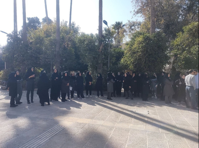 IranNewsUpdate1's tweet image. On Nov. 11, employees of Iran’s Welfare Organization (Behzisti) went on strike in several cities, including Tehran, Isfahan, Khorramabad, Tabriz, and Marand, protesting low pay, poor working conditions, and discrimination.
#Iran #WorkersProtest #IranProtests