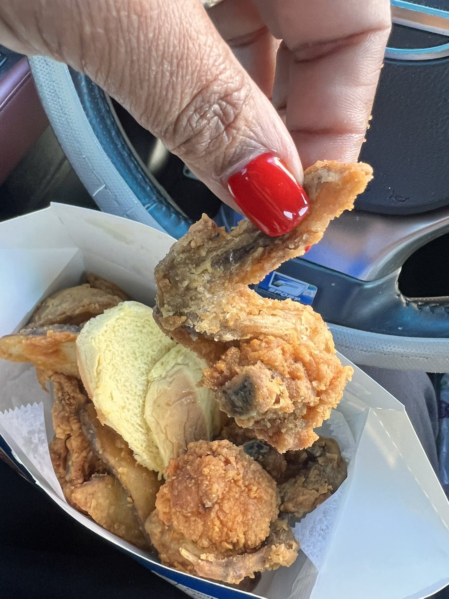 When you pay for a chix basket from @royalfarmsr in Crofton, MD and the wings look like this but the manager, Nigel, sarcastically smirks and replies oh well,  there’s nothing I can do about it. WOW!!