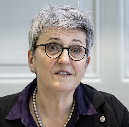 Martin_Sellner's tweet image. Last year, I was stopped at the Swiss border and deported by the Federal Police.

Now it turns out that the Federal Police initially refused to impose an entry ban.

But the head of the force — without any legal basis and purely on her own initiative — ordered the ban anyway.…