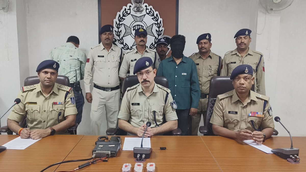 SP_RATLAM_MP's tweet image. 👉थाना स्टेशन रोड रतलाम पुलिस ने शुभविहार कॉलोनी में घटित  18 लाख की चोरी का किया खुलासा, फरियादी का पुत्र ही निकला आरोपी
👉 सोने की दो चैने व 78 ग्राम सोने की डल्लियां(कीमती  ₹18 लाख) बरामद
@CMMadhyaPradesh
@mohdept
@DGP_MP @MPPoliceDeptt @IgpUjjain @DIG_RATLAM_MP @projsratlam