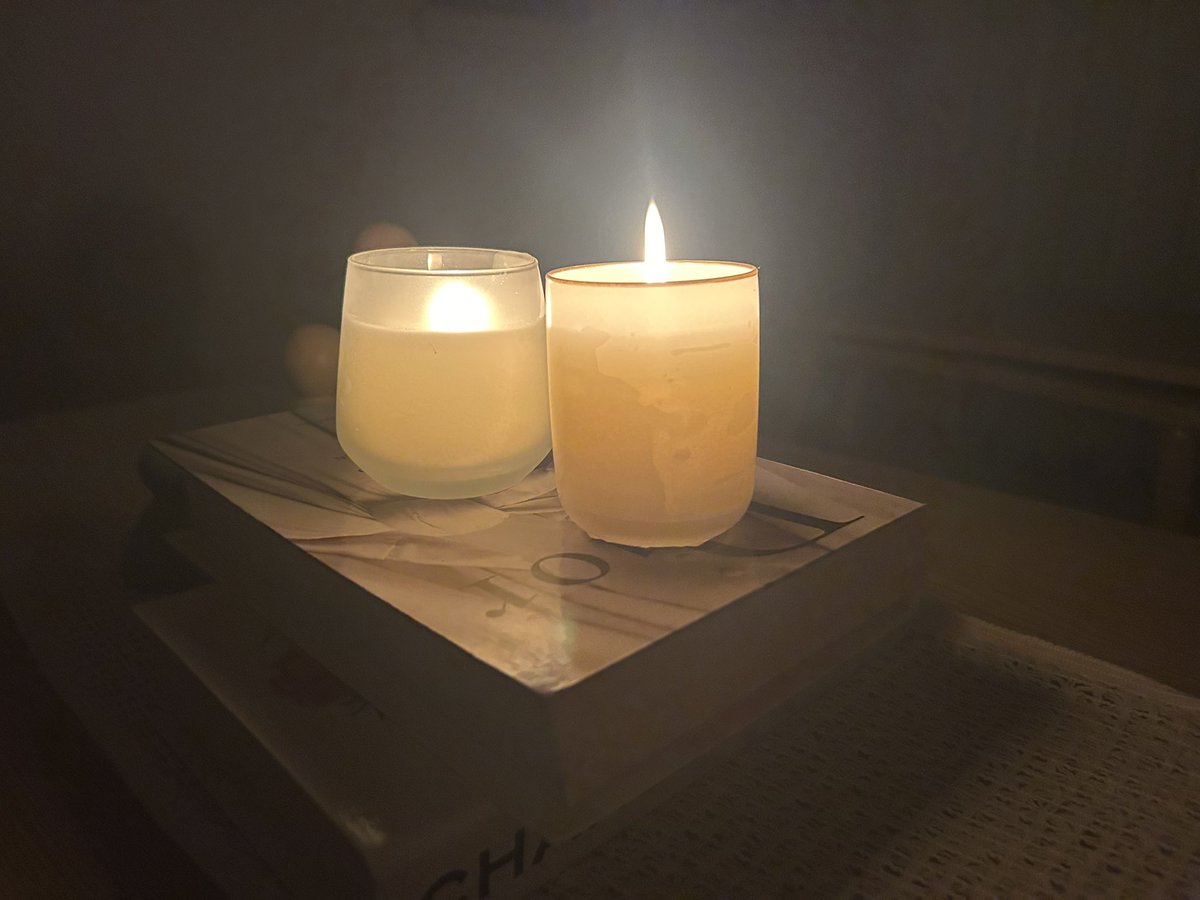 aszelij's tweet photo. Yağmurlu havalarda giden elektrik uğruna yaktığım mum ışığı kendi kendine salınırken ben en çok kendim olmayı özlediğimi hatırlıyorum… https://t.co/xsanq5kOpQ