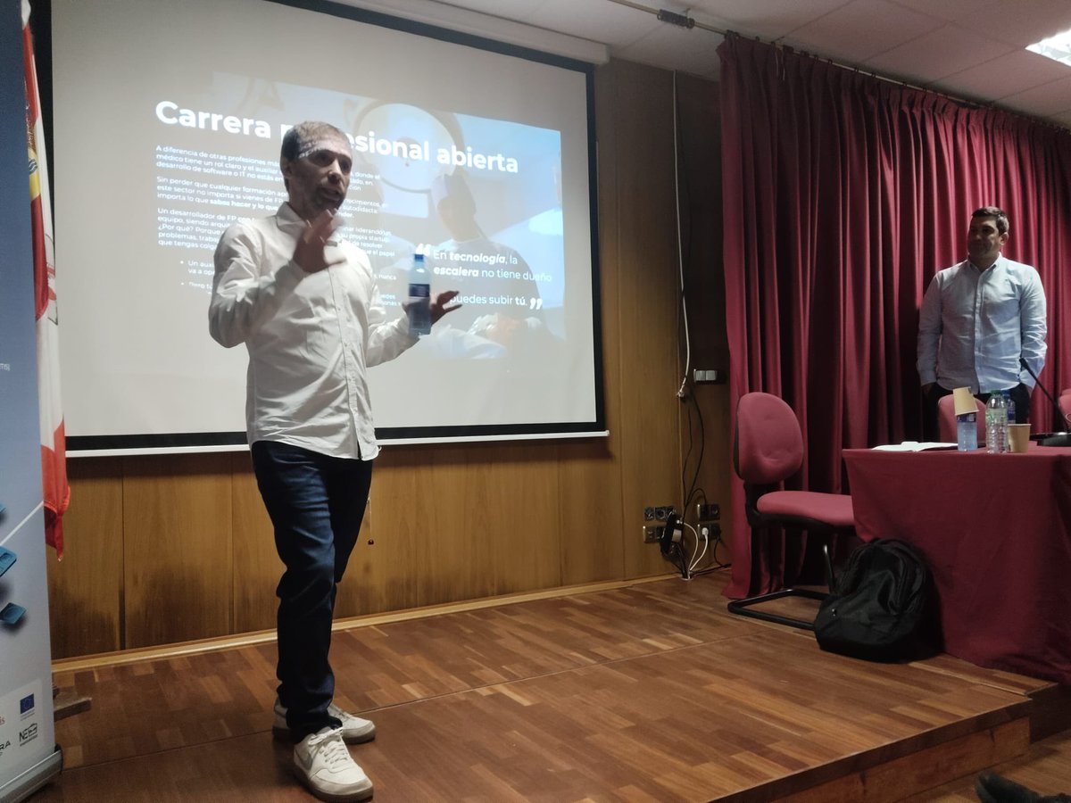 IES1Gijon's tweet photo. 👩‍💻👨‍💻 Primer día de las jornadas de informática. Hoy hemos inaugurado las jornadas de informática con la participación del Director General de FP, Angel Balea Vázquez , para luego pasar a unas charlas muy interesantes sobre el sector y la Inteligencia Artificial https://t.co/CYSjbJgs0G
