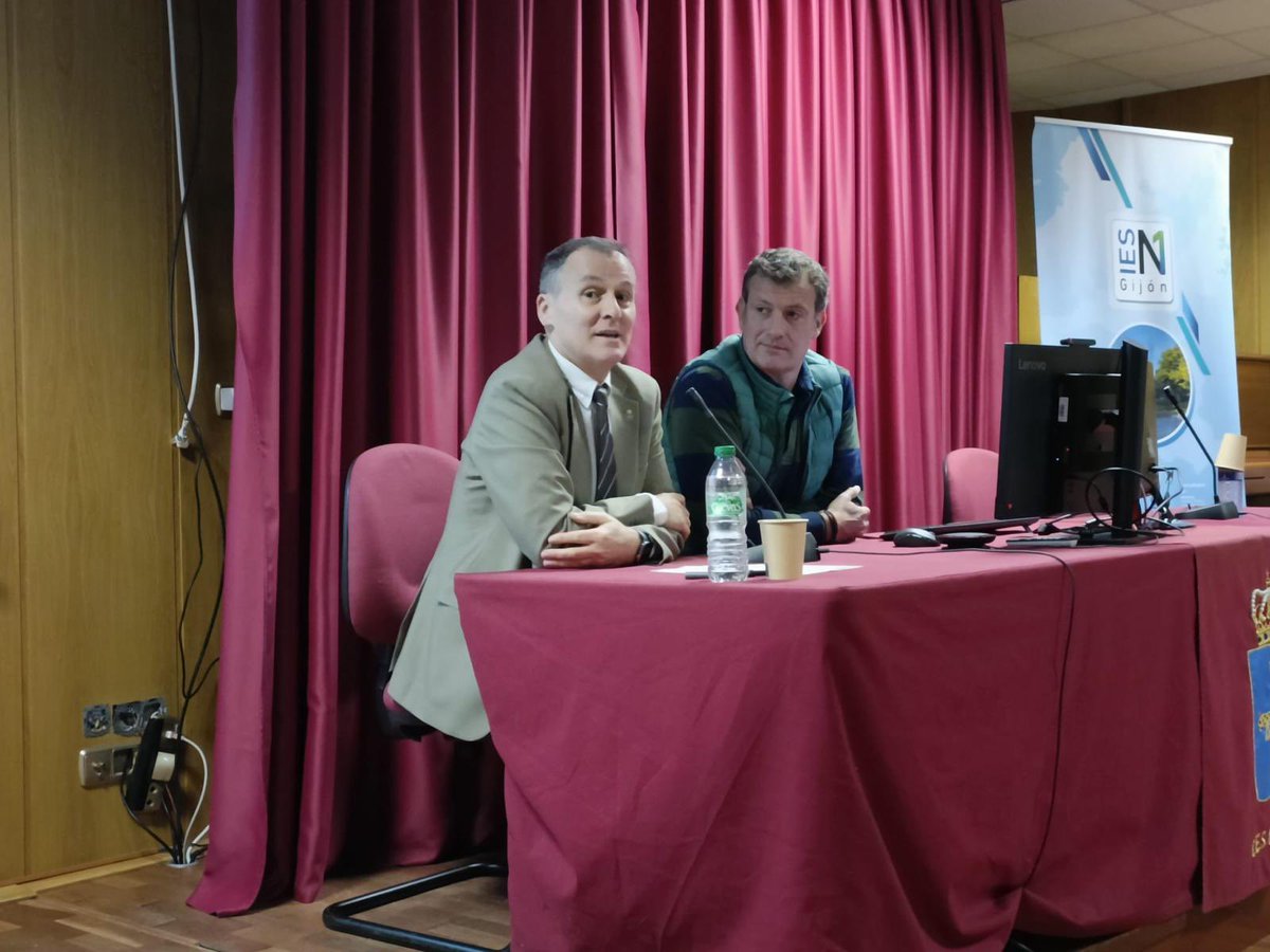 IES1Gijon's tweet photo. 👩‍💻👨‍💻 Primer día de las jornadas de informática. Hoy hemos inaugurado las jornadas de informática con la participación del Director General de FP, Angel Balea Vázquez , para luego pasar a unas charlas muy interesantes sobre el sector y la Inteligencia Artificial https://t.co/CYSjbJgs0G